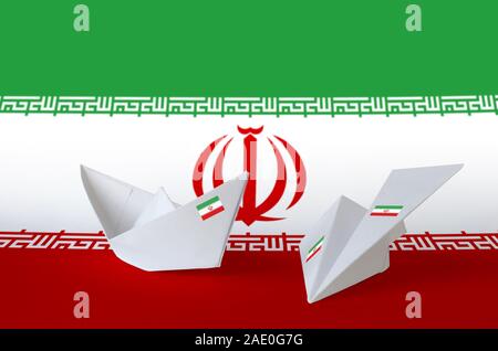 Iran Flagge auf dem Papier origami Flugzeug und Schiff dargestellt. Orientalische Handarbeit Kunst Konzept Stockfoto