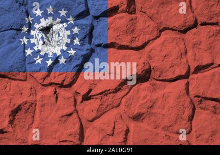 Myanmar Flagge in Farbe Farben auf alten Steinmauer dargestellt. Texturierte Banner auf Rock Wand Hintergrund Stockfoto