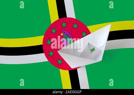 Dominica Flagge auf dem Papier origami dargestellt Schiff Nahaufnahme. Orientalische Handarbeit Kunst Konzept Stockfoto