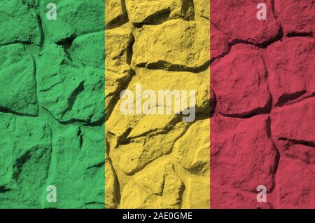 Mali Fahne in Farbe Farben dargestellt auf alten Steinmauer. Texturierte Banner auf Rock Wand Hintergrund Stockfoto