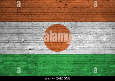 Niger Fahne in Farbe Farben auf alten Mauer dargestellt. Texturierte Banner auf große Mauer Mauerwerk Hintergrund Stockfoto
