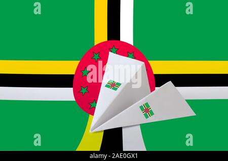 Dominica Flagge auf dem Papier origami Flugzeug dargestellt. Orientalische Handarbeit Kunst Konzept Stockfoto