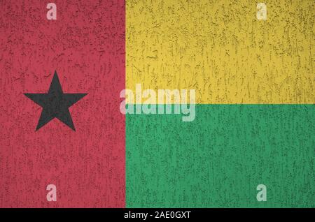 Guinea Bissau Flagge in hellen Farben dargestellt auf alten Relief verputzen Wand hautnah. Texturierte Banner auf rauen Hintergrund Stockfoto