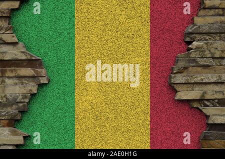 Mali Fahne in Farbe Farben dargestellt auf alten Steinmauer. Texturierte Banner auf Rock Wand Hintergrund Stockfoto