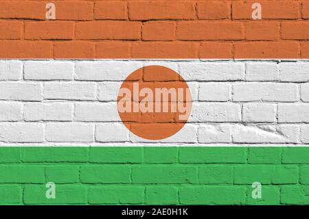 Niger Fahne in Farbe Farben auf alten Mauer dargestellt. Texturierte Banner auf große Mauer Mauerwerk Hintergrund Stockfoto