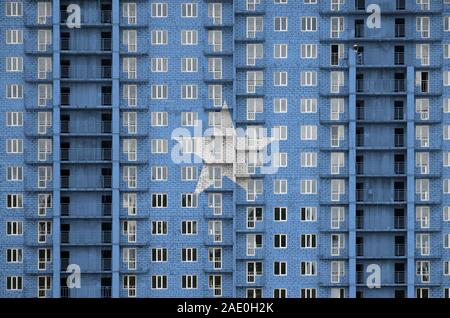 Somalia Flagge in Farbe Farben auf multi-Geschichte residental Gebäude im Bau. Texturierte Banner auf große Mauer Hintergrund Stockfoto