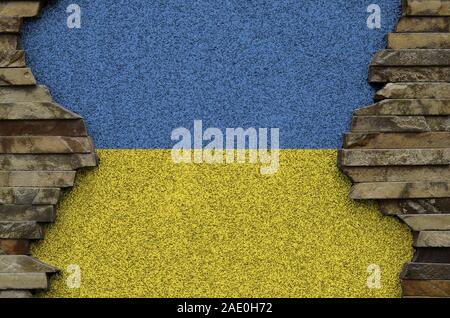 Ukraine Fahne in Farbe Farben auf alten Steinmauer dargestellt. Texturierte Banner auf Rock Wand Hintergrund Stockfoto