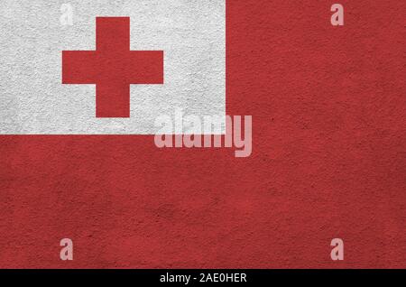 Tonga Flagge in hellen Farben dargestellt auf alten Relief verputzen Wand hautnah. Texturierte Banner auf rauen Hintergrund Stockfoto