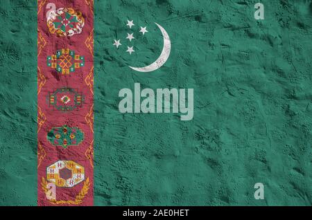 Turkmenistan Flagge in hellen Farben dargestellt auf alten Relief verputzen Wand hautnah. Texturierte Banner auf rauen Hintergrund Stockfoto