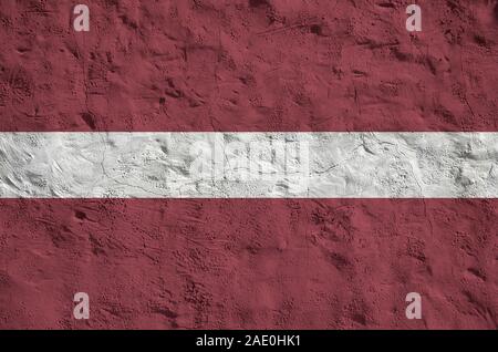 Lettland Flagge in hellen Farben dargestellt auf alten Relief verputzen Wand hautnah. Texturierte Banner auf rauen Hintergrund Stockfoto