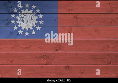 Myanmar Flagge in hellen Farben dargestellt auf alte hölzerne Wand hautnah. Texturierte Banner auf rauen Hintergrund Stockfoto