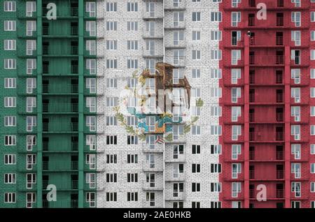 Mexiko Fahne in Farbe Farben auf multi-Geschichte residental Gebäude im Bau. Texturierte Banner auf große Mauer Hintergrund Stockfoto