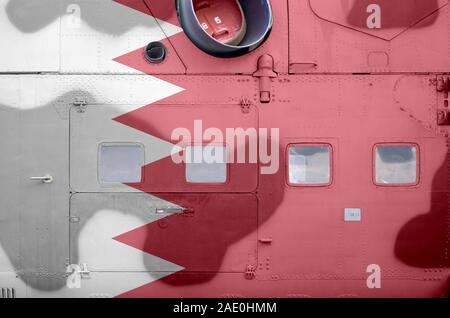 Bahrain Fahne dargestellt auf der Seite Teil der militärischen gepanzerte Hubschrauber hautnah. Armee Flugzeuge konzeptionellen Hintergrund Stockfoto