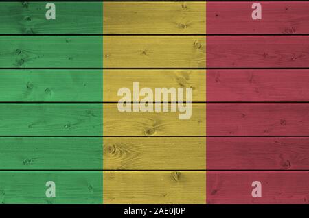 Mali Flagge in hellen Farben dargestellt auf alte hölzerne Wand hautnah. Texturierte Banner auf rauen Hintergrund Stockfoto
