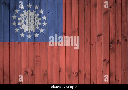 Myanmar Flagge in hellen Farben dargestellt auf alte hölzerne Wand hautnah. Texturierte Banner auf rauen Hintergrund Stockfoto