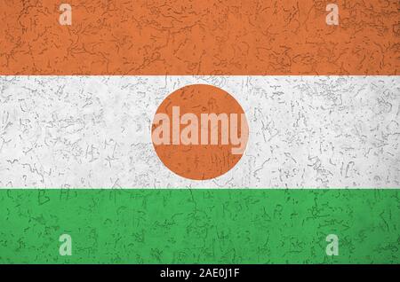 Niger Fahne in hellen Farben dargestellt auf alten Relief verputzen Wand hautnah. Texturierte Banner auf rauen Hintergrund Stockfoto