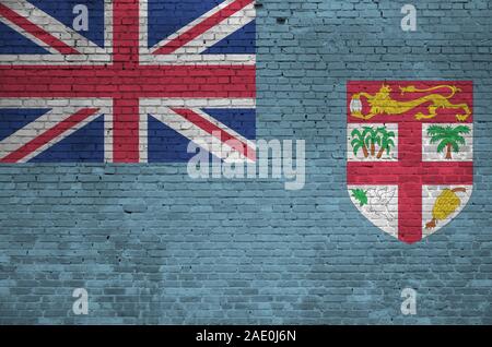 Fidschi Flagge in den Farben dargestellt auf alten Ziegelmauer hautnah. Texturierte Banner auf große Mauer Mauerwerk Hintergrund Stockfoto