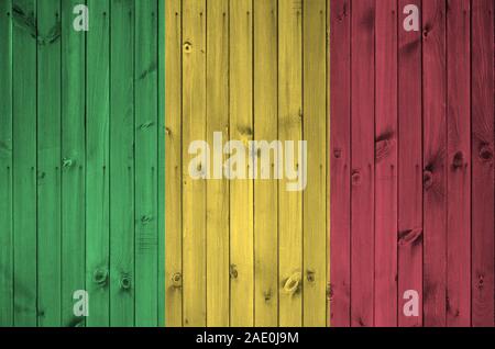 Mali Flagge in hellen Farben dargestellt auf alte hölzerne Wand hautnah. Texturierte Banner auf rauen Hintergrund Stockfoto