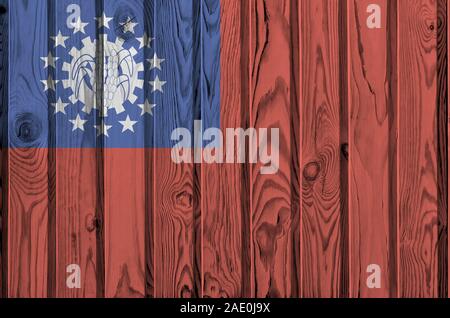 Myanmar Flagge in hellen Farben dargestellt auf alte hölzerne Wand hautnah. Texturierte Banner auf rauen Hintergrund Stockfoto