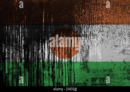 Niger Fahne in Farbe Farben auf alten und schmutzigen Ölfass Wand dargestellt. Texturierte Banner auf rauen Hintergrund Stockfoto