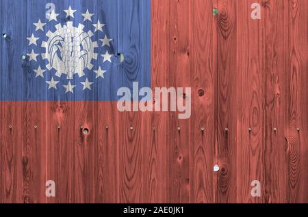 Myanmar Flagge in hellen Farben dargestellt auf alte hölzerne Wand hautnah. Texturierte Banner auf rauen Hintergrund Stockfoto