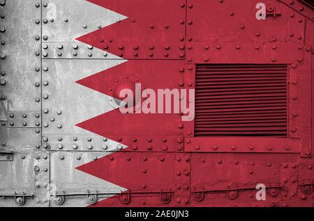 Bahrain Fahne dargestellt auf der Seite Teil der militärischen armored Tank schließen. Armee konzeptionelle Hintergrund Stockfoto