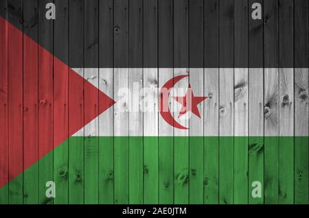Westsahara Flagge in hellen Farben dargestellt auf alte hölzerne Wand hautnah. Texturierte Banner auf rauen Hintergrund Stockfoto