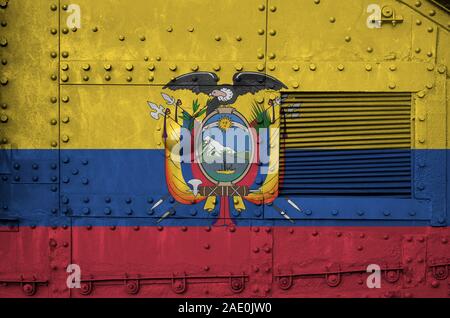 Ecuador Flagge abgebildet auf der Seite Teil der militärischen armored Tank schließen. Armee konzeptionelle Hintergrund Stockfoto