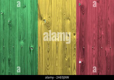 Mali Flagge in hellen Farben dargestellt auf alte hölzerne Wand hautnah. Texturierte Banner auf rauen Hintergrund Stockfoto