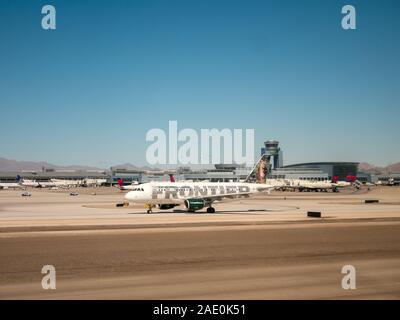 LAS VEGAS, Nevada - September 2019: Blick auf den Las Vegas Airport mit Frontier Flugzeug in der Start- und Landebahn Stockfoto