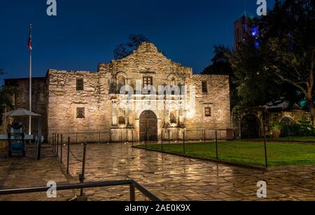 Blick auf die Alamo Mission in San Antonio bei Nacht mit Canon auf der Seite Stockfoto