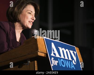 Des Moines, Iowa, USA. 5 Dez, 2019. US-Senator Amy Klobuchar (D-MN) spricht während einer Wahlkampfveranstaltung in Des Moines. Sen Klobuchar setzt sich der demokratische Kandidat für die US-Präsidentschaft. Iowa hält die erste Auswahl bei den Präsidentschaftswahlen. Die Iowa Caucuses sind Feb 3, 2020. Credit: Jack Kurtz/ZUMA Draht/Alamy leben Nachrichten Stockfoto