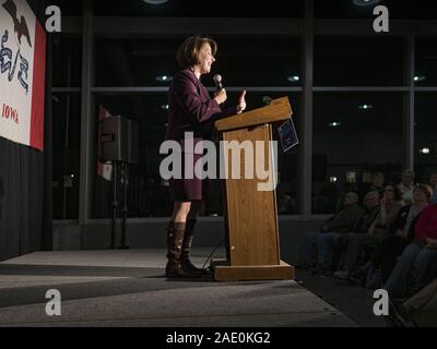 Des Moines, Iowa, USA. 5 Dez, 2019. US-Senator Amy Klobuchar (D-MN) spricht während einer Wahlkampfveranstaltung in Des Moines. Sen Klobuchar setzt sich der demokratische Kandidat für die US-Präsidentschaft. Iowa hält die erste Auswahl bei den Präsidentschaftswahlen. Die Iowa Caucuses sind Feb 3, 2020. Credit: Jack Kurtz/ZUMA Draht/Alamy leben Nachrichten Stockfoto