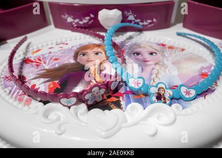 27 November 2019, Bayern, Fürth: Die Schwestern Elsa (r) und Anna, Zeichen aus dem Disney Film "Die Ice Queen 2' (Originaltitel 'Frozen'), die Teile einer Smoby Spielzeug Friseursalon dekorieren. Das Spielzeug ist eine von vielen lizenzierten Produkte rund um den Film. Nach Angaben der Deutschen Toy Industry Association (DVSI), lizenzierte Produkte entfielen rund 20 Prozent des Gesamtumsatzes der Spielwarenbranche in 2018. (Dpa-Korr: "Die Ice Queen erobert die Kinderzimmer") Foto: Daniel Karmann/dpa Stockfoto