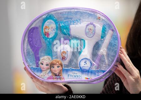 27 November 2019, Bayern, Fürth: Die Schwestern Elsa (l) und Anna, Zeichen aus dem Disney Film "Die Ice Queen 2' (Originaltitel 'Frozen'), schmücken Teile eines Smoby Spielzeug Beauty Set. Das Spielzeug ist eine von vielen lizenzierten Produkte rund um den Film. Nach Angaben der Deutschen Toy Industry Association (DVSI), lizenzierte Produkte entfielen rund 20 Prozent des Gesamtumsatzes der Spielwarenbranche in 2018. (Dpa-Korr: "Die Ice Queen erobert die Kinderzimmer") Foto: Daniel Karmann/dpa Stockfoto