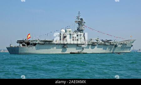 Das ehemalige Flaggschiff der spanischen Marine, der Flugzeugträger SPS Principe De Asturias, war am 28/6/05 im britischen Solent für den Flottenbericht von Trafalgar vor Anker gegangen. Stockfoto