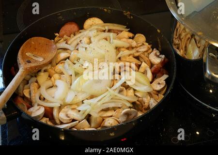 Sie Fleisch anbraten, Champignons und Zwiebeln - Zutaten für ein traditionelles polnisches Gericht - BIGOS Stockfoto