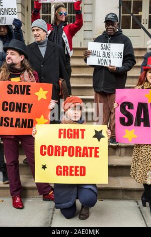 Neue YorkCity, New York - 05. Dezember 2019: zu kleine Unternehmen sparen von Coney Island protestieren, die Stufen des Rathauses Stockfoto