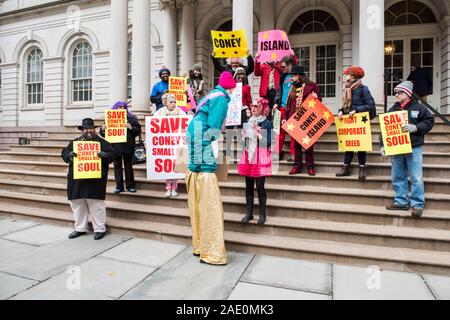 Neue YorkCity, New York - 05. Dezember 2019: zu kleine Unternehmen sparen von Coney Island protestieren, die Stufen des Rathauses Stockfoto