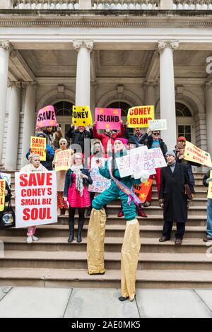 Neue YorkCity, New York - 05. Dezember 2019: zu kleine Unternehmen sparen von Coney Island protestieren, die Stufen des Rathauses Stockfoto