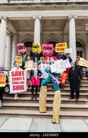 Neue YorkCity, New York - 05. Dezember 2019: zu kleine Unternehmen sparen von Coney Island protestieren, die Stufen des Rathauses Stockfoto