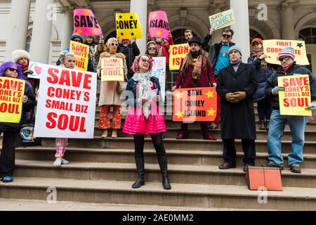 Neue YorkCity, New York - 05. Dezember 2019: zu kleine Unternehmen sparen von Coney Island protestieren, die Stufen des Rathauses Stockfoto