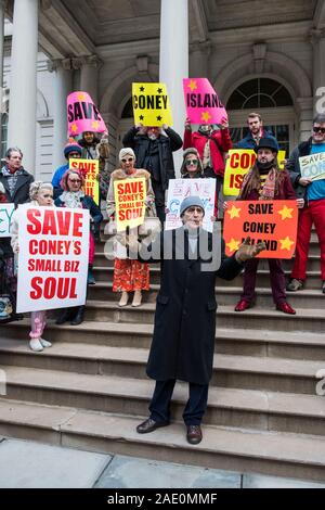 Neue YorkCity, New York - 05. Dezember 2019: zu kleine Unternehmen sparen von Coney Island protestieren, die Stufen des Rathauses Stockfoto