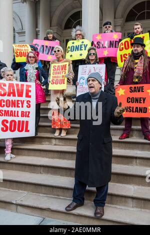 Neue YorkCity, New York - 05. Dezember 2019: zu kleine Unternehmen sparen von Coney Island protestieren, die Stufen des Rathauses Stockfoto