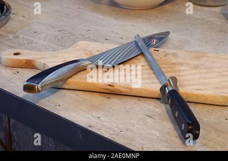 Vorbereitung zum Kochen - Schärfen der Messer Stockfoto