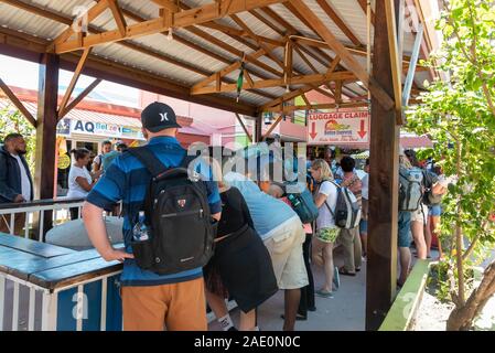 Belize City, Belize - November, 18, 2019. Eine große Gruppe von Touristen warten auf ihr Gepäck am Belize Marine Terminal nach der Ankunft von San Pe Stockfoto