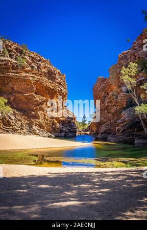 Ellery Creek Big Hole und Umgebung in die West MacDonnell Ranges in den entlegenen nördlichen Gebiet der Zentral Australien Stockfoto