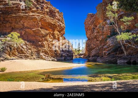 Ellery Creek Big Hole und Umgebung in die West MacDonnell Ranges in den entlegenen nördlichen Gebiet der Zentral Australien Stockfoto