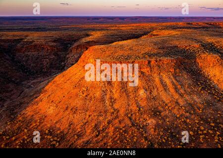 Atemberaubende Luftaufnahmen der George Gill Range bei Sonnenuntergang. In abgelegenen Zentral Australien entfernt. Stockfoto