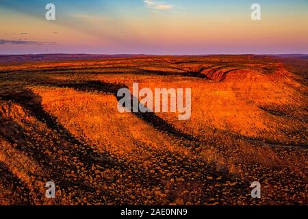 Atemberaubende Luftaufnahmen der George Gill Range bei Sonnenuntergang. In abgelegenen Zentral Australien entfernt. Stockfoto